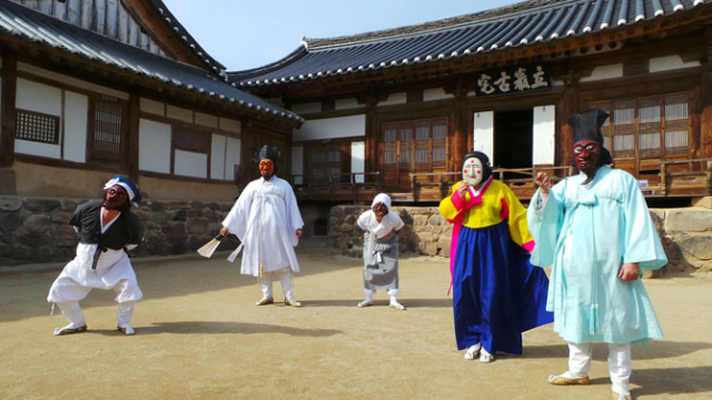 하회마을의 대표적인 고택인 풍산 류씨 문중 대종가인 양진당 사랑채 앞에서 하회별신굿 탈놀이 양반탈과 할미탈, 부네탈과 선비탈, 초랭이탈이 관광객들을 맞이하고 있다. 보물 제306호인 양진당은 원래 99칸으로 지어졌으나 지금은 54칸만 남아 있다.