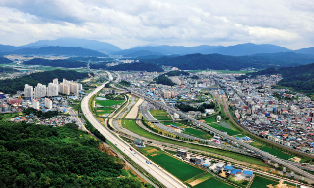 김천시 외곽에서 바라본 국도, 고속도로, 철도, 고속철도망. 이처럼 다양한 교통수단이 경북을 관통하고 있다. 경북이 사통팔달을 향해 가고 있는 것이다. 경북도는 더 많은 교통 인프라를 구축, 전국 최고의 교통 요지로 만든다는 계획을 갖고 있다. 매일신문 DB