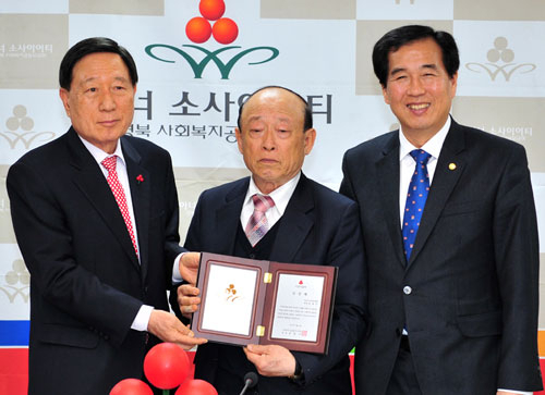 팔공산 약사암 회주 손동수(가운데) 씨가 16일 경북 아너 소사이어티 34번째 회원에 이름을 올렸다. 경북사회복지공동모금회 제공