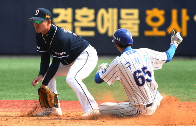 이달 7일 포항에서 열린 두산과의 시범경기에서 삼성 구자욱이 2루 도루에 성공하고 있다. 삼성 라이온즈 제공