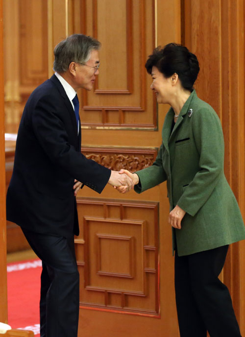 박근혜 대통령이 17일 오후 청와대에서 열린 여야 대표 회동에서 새정치민주연합 문재인 대표와 악수하고 있다. 박근혜 대통령과 새정치민주연합 문재인 대표가 공식석상에서 자리를 함께한 것은 2012년 대통령선거 이후 2년 3개월여 만이다.연합뉴스