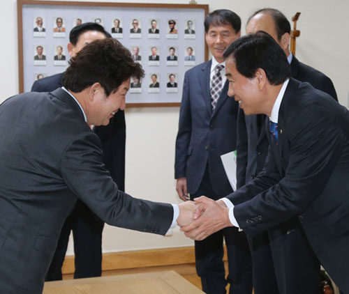 최영조 경산시장이 16일 권영진 대구시장을 만나 상생 방안 등을 논의했다. 경산시 제공