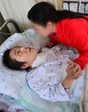 뇌출혈로 쓰러진 이영희 씨를 언니 성희 씨가 돌보고 있다. 정운철 기자 woon@msnet.co.kr