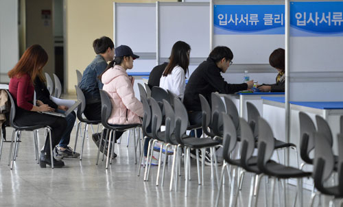 대학 재학생들이 졸업을 미룰 수 있는 졸업유예제도를 제한하거나 폐지하는 학교가 늘고 있다. 17일 대구시내 한 대학교에서 입사서류 클리닉에 참여한 취업준비생들이 차례를 기다리고 있다. 우태욱 기자 woo@msnet.co.kr