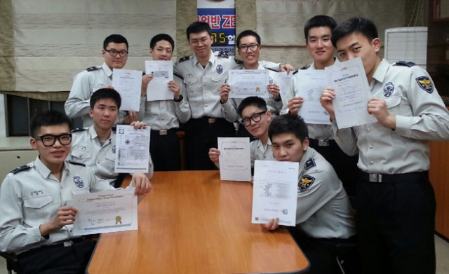 김천경찰서 의무경찰 대원들이 노터치타임 제도를 이용해 취득한 자격증을 자랑하고 있다. 김천경찰서 제공