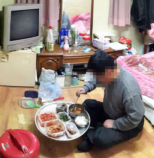 쪽방촌에 사는 홀몸노인들은 외롭다. 이들 중에는 기초생활수급자도 있지만 수급자에서 탈락해 차상위계층에 포함된 이들도 많다. 매일신문 DB