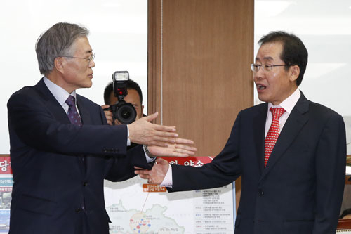 새정치민주연합 문재인(왼쪽) 대표와 홍준표 경남지사가 18일 경남 창원시 경남도청에서 무상급식에 대해 논의하기 전 악수하고 있다. 연합뉴스