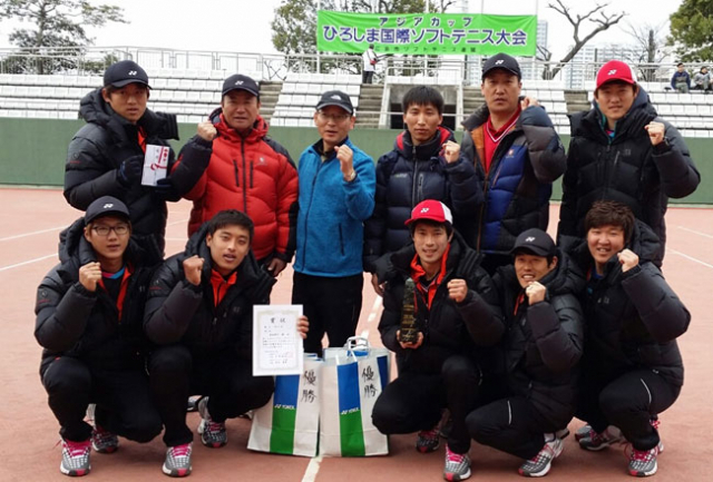 이달 15일 일본 히로시마에서 끝난 제19회 아시안컵 클럽 대항 국제정구대회에서 대회 3연패를 달성한 달성군청 정구팀이 시상식 후 포즈를 취했다. 달성군청 제공