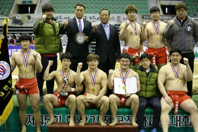 19일 열린 회장기 전국장사씨름대회에서 우승한 구미시청 선수단이 시상식 후 포즈를 취했다. 대한씨름협회 제공