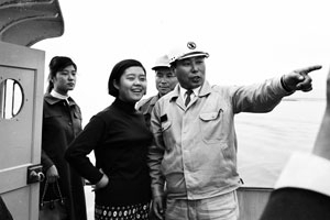 1970년 10월 25일 박종태 포항제철소 초대 소장의 설명을 듣고 있는 박근혜, 근영 자매. 이대공 전 포스코교육재단 이사장 제공.