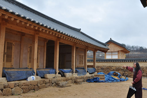 향토사학자 전민욱 씨가 영천시 임고면 우항리에 조성 중인 정몽주 생가를 가리키고 있다. 민병곤 기자