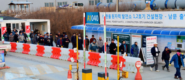 신한울원전 1, 2호기 건설 인력들이 퇴근 절차를 밟고 원전 공사장 출입문을 나서고 있다. 강병서 기자
