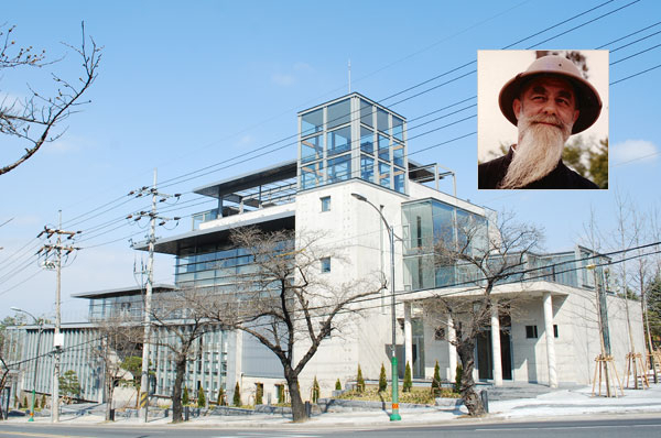 대구 남구 앞산카페거리에 있는 예수성심시녀회 남대영기념관 전경. 작은 사진은 생전의 남대영 신부. 황희진 기자