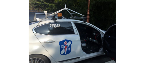 계명대 지능형자동차대학원이 개발한 무인자동차. 상용 자동차의 내장재를 뜯어내고 각종 기자재를 설치해뒀다. GPS 제어를 위해 PC 1대, 카메라 제어를 위해 PC 1대, 주행 제어를 위해 PC 1대 등 총 3대의 PC가 설치되어 있다. 홍준표 기자