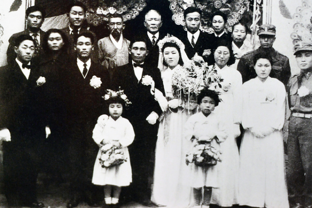 1950년 12월12일 대구 계산성당에서 열린 박정희 대통령과 육영수 여사의 결혼식 기념촬영 모습.