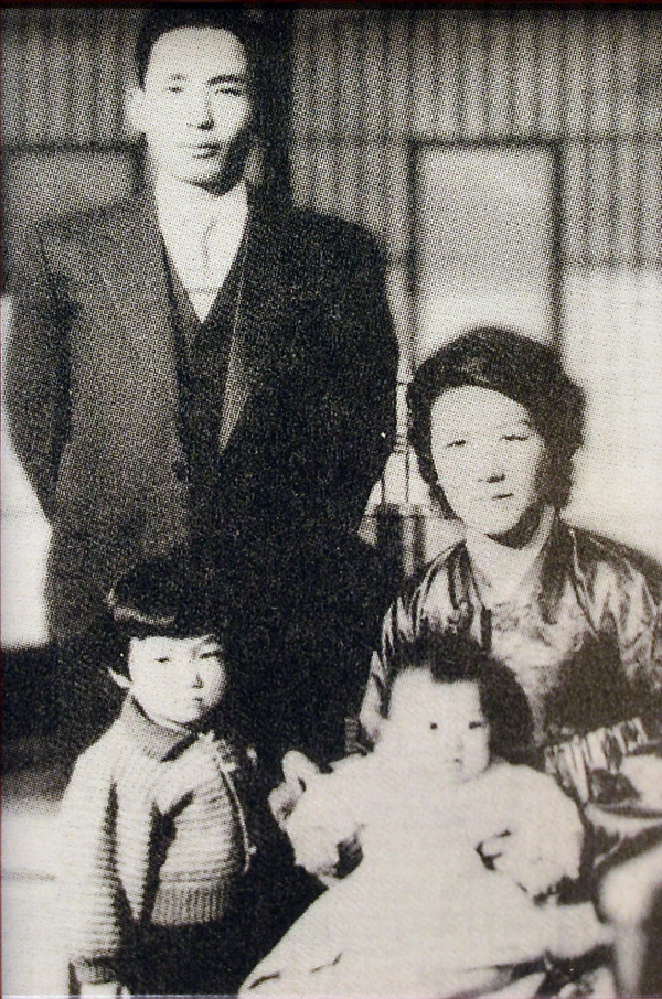 박정희 대통령과 육영수 여사, 근혜, 근령 자매