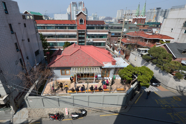 서울시가 신당동 62-43번지 박정희 대통령 가옥(등록문화재 제412호)을 시민들에게 개방했다. 이 곳은 1979년 박정희 전 대통령 서거 후에는 박근혜 대통령을 비롯한 근령, 지만 세 남매가 함께 살았던 집이다.