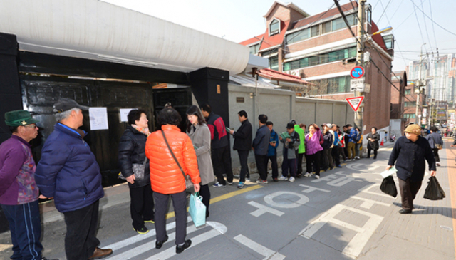 19일 오후 서울 중구 신당동 박정희 대통령 가옥을 찾은 시민들이 길게 줄을 서서 입장 대기를 하고 있다.