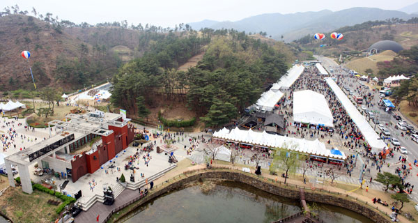 지난해 대가야체험축제에 참가한 관람객들이 인산인해를 이루고 있다.