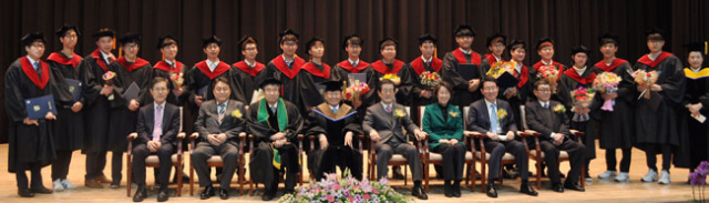 21일 계명문화대는 계약학과 아진금형디자인전공 졸업식을 열었다. 참석자들과 2기 졸업생들이 사진촬영을 하고 있다.