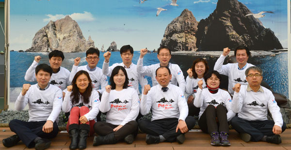 이달 개설 10주년을 맞은 경상북도 독도정책관실 12명의 독도 수호 전위대가 일본의 독도 도발에 강력하게 대응하겠다는 의지로 파이팅을 외치고 있다. 경상북도 제공