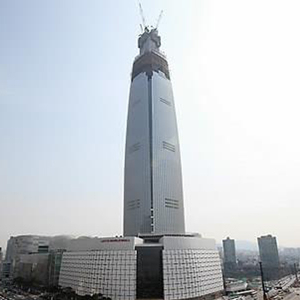 롯데월드타워 100층 돌파 사진. 연합뉴스