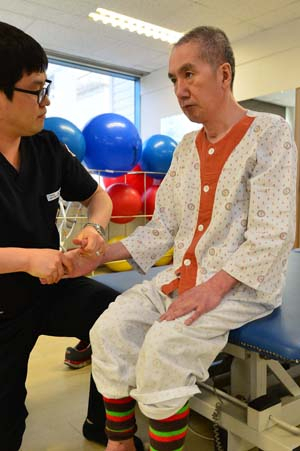 뇌출혈로 쓰러진 김석호 씨가 병원에서 물리치료를 받고 있다. 정운철 기자 woon@msnet.co.kr