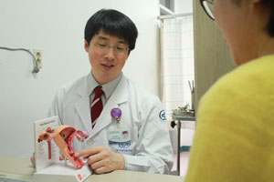 골반 안에 있어야 할 자궁과 직장, 방광이 밑으로 처지는 골반장기 탈출증은 노년 여성에게 주로 발생하지만 수치심 때문에 병을 키우는 경우가 많다. 대구파티마병원 제공