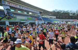 다음 달 5일 영주시민운동장에서 열리는 제13회 매일신문 영주 소백산마라톤대회에 선수 8천30명과 자원봉사자 1천150명 등 모두 9천180여 명이 참가를 신청, 대회 사상 최고 참가기록을 세웠다. 지난해 대회 모습.