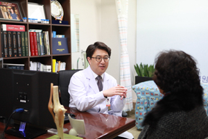 겨우내 근력과 유연성이 떨어진 상태에서 갑자기 운동을 시작하면 관절 등에 쉽게 부상을 당할 수 있다. 성서한미병원 제공