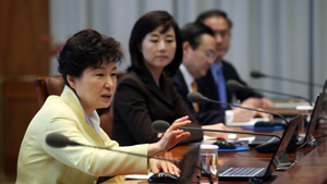 박근혜 대통령이 24일 오전 청와대에서 열린 수석비서관회의를 주재하며 발언하고 있다. 연합뉴스