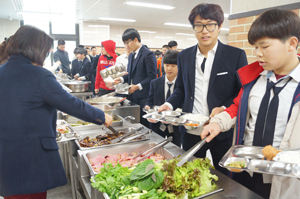 친환경 학교급식은 아이들에게 균형 잡힌 영양을 제공하고 바람직한 식생활 정착과 지역공동체 회복에도 기여한다. 학교 급식을 먹고 있는 구미중학교 학생들. 장성현 기자