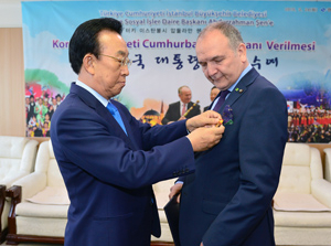 압둘라만 쉔 이스탄불시 사회문화실장이 김관용 경북도지사로부터 박근혜 대통령의 표창을 수여받고 있다. 경북도 제공