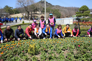 성주군은 26일 성밖숲에서 이동필 농림축산식품부장관과 이완영 국회의원, 김항곤 성주군수, 주민 등 1천여 명이 참석한 가운데 