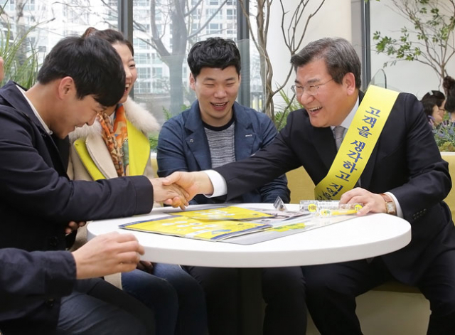 박인규(맨 오른쪽) 대구은행장이 대구은행 본점 객장에서 내방 고객을 만나 이야기를 나누고 있다. 대구은행 제공