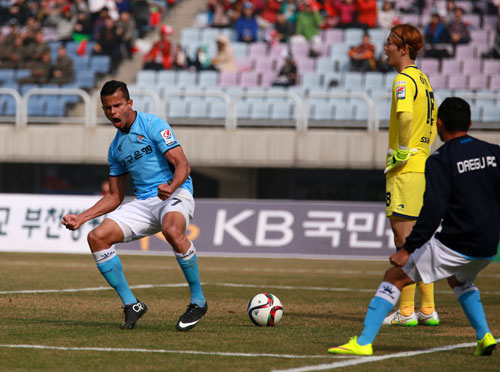 올 시즌 부천FC와의 개막전에서 골을 터뜨린 후 환호하는 대구FC의 조나탄. 대구FC 제공