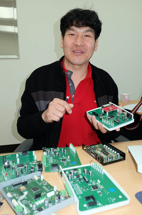 사물인터넷 기술을 이용해 배터리 관리 소프트웨어 기술을 개발한 (주)남경 배명한 대표가 센서가 부착된 무선통신 기계를 들고 원천기술에 대해 설명 하고 있다. 박노익 선임기자 noik@msnet.co.kr