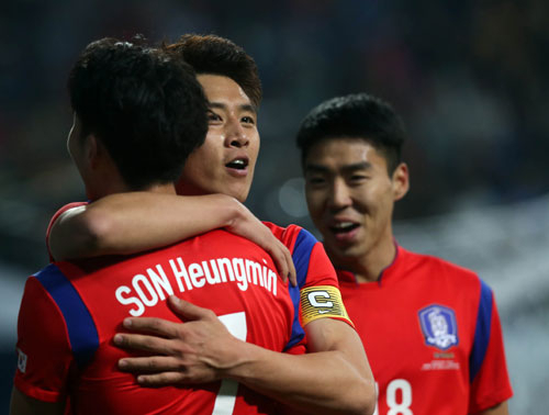 구자철(가운데)이 27일 대전월드컵경기장에서 열린 우즈베키스탄과의 축구 대표팀 평가전에서 전반 14분 골을 터뜨린 후 동료와 환호하고 있다. 연합뉴스