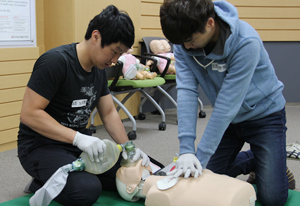 대구보건대학교 재학생들이 임상시뮬레이션센터에서 BLS 교육을 받고 있다. 대구보건대 제공