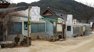 영주 선비촌 저잣거리 상가에 불법으로 가설건축물이 들어서 있어 흉물스럽다. 마경대 기자