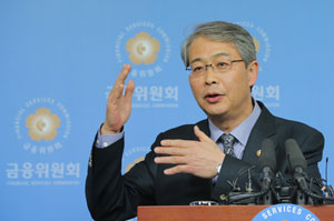 임종룡 금융위원장이 29일 오후 서울 중구 세종대로 금융위원회 기자실에서 2차 안심전환대출 판매 방안을 발표하고 있다. 2차 공급 한도는 1차와 같은 20조원으로, 변동금리 또는 이자만 갚고 있는 은행 대출을 대상으로 하며 30일부터 내달 3일까지 5영업일간 안심전환대출 신청을 모두 받는다. 연합뉴스