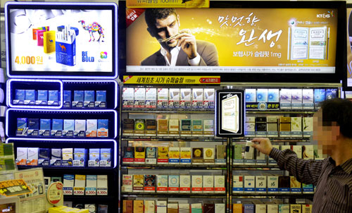 30일 대구 중구 한 편의점 담배 진열대에 화려한 LED 담배 광고판 등 다양한 담배 광고가 설치되어 있다. 성일권 기자 sungig@msnet.co.kr