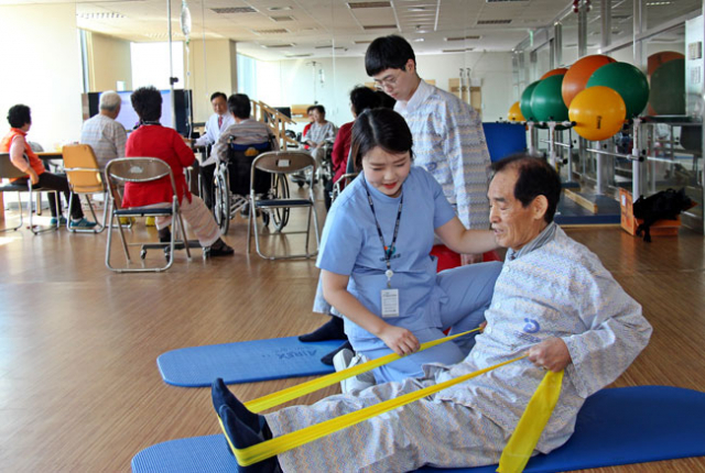대구의료원은 31일 전국 처음으로 희귀 난치성 신경질환 환자들의 장기 재활 치료를 돕는 