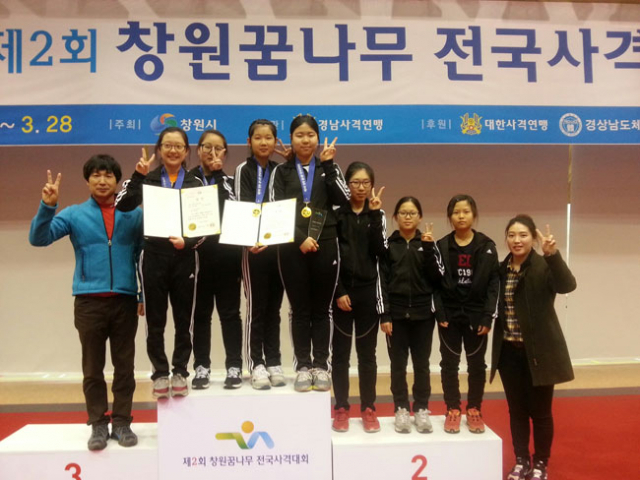 28일 열린 제2회 창원 꿈나무사격대회 공기소총 단체전에서 우승한 대구 매천중 선수단이 시상식 뒤 포즈를 취했다. 대구시사격연맹 제공