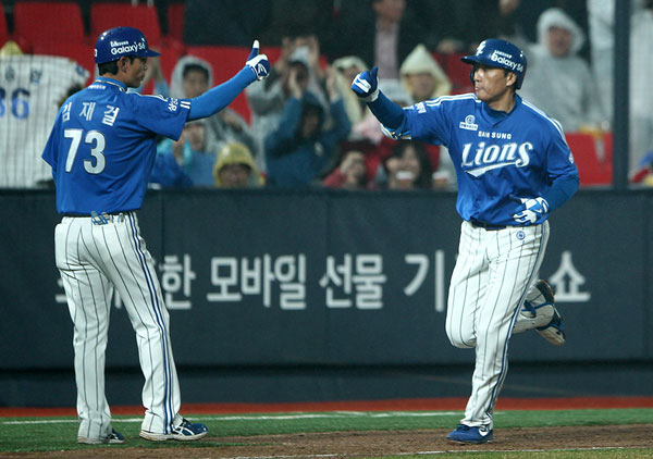 31일 kt와의 경기에서 이승엽이 3회초 솔로홈런을 친 후 그라운드를 돌며 김재걸 3루 코치의 환영을 받고 있다. 삼성 라이온즈 제공
