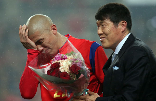 31일 서울월드컵경기장에서 열린 축구 국가대표팀 평가전 대한민국과 뉴질랜드의 경기 하프타임. 차범근 전 감독이 은퇴식을 가진 차두리에게 꽃다발을 건네고 있다. 2015.3.31/연합뉴스