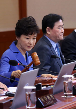박근혜 대통령이 31일 오전 청와대에서 열린 국무회의를 주재하고 있다. 오른쪽은 최경환 부총리 겸 기획재정부 장관. 연합뉴스