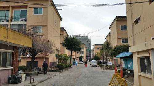 경주의 고도 제한이 풀릴 것으로 보인다. 고도 제한 완화를 요구하고 있는 경주 성건동 보우아파트 모습.