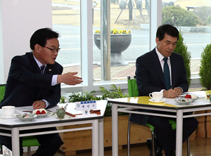 백선기 칠곡군수와 박성일(오른쪽) 완주군수가 지난달 31일 칠곡군농업기술센터에서 만나 오는 5월 서울에서 공동으로 농산물직거래장터를 열기로 결정하고, 의견을 나누고 있다. 이영욱 기자