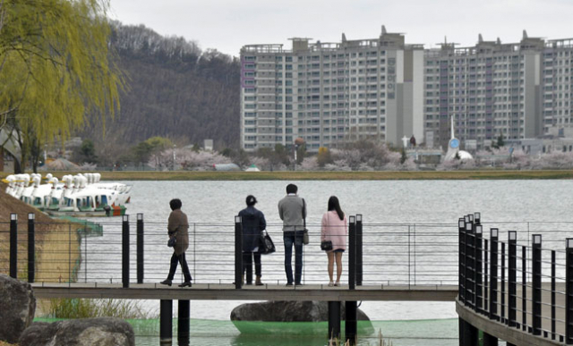 대구 도심 하천과 수변 공간이 시민들의 휴식 공간으로 거듭나고 있다. 1일 수성못 수변에 조성된 관람테크에서 시민들이 도심 경관을 바라보고 있다. 우태욱 기자 woo@msnet.co.kr